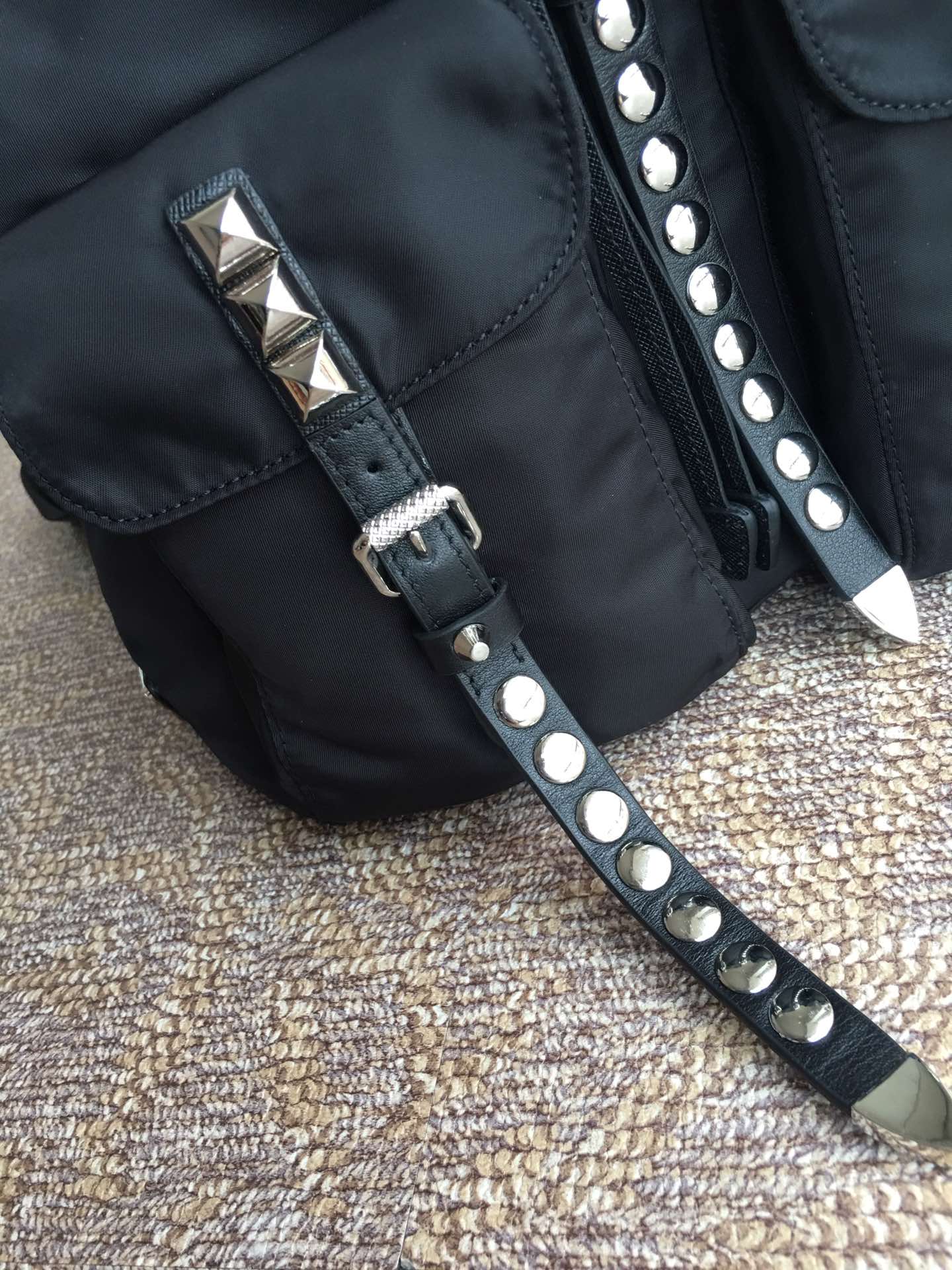 𝐏𝐑𝐀𝐃𝐀 Runway model shoulder bag