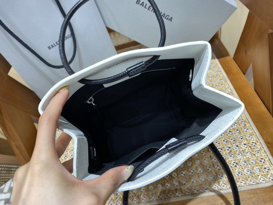 BALENCIAGA 𝗦𝗵𝗼𝗽𝗽𝗶𝗻𝗴 𝗯𝗮𝗴 Cowhide shopping paper bag