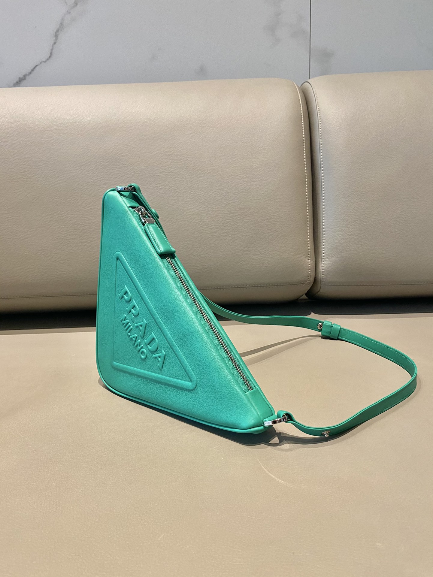 𝐏𝐑𝐀𝐃𝐀 Triangular bag 1NQ043