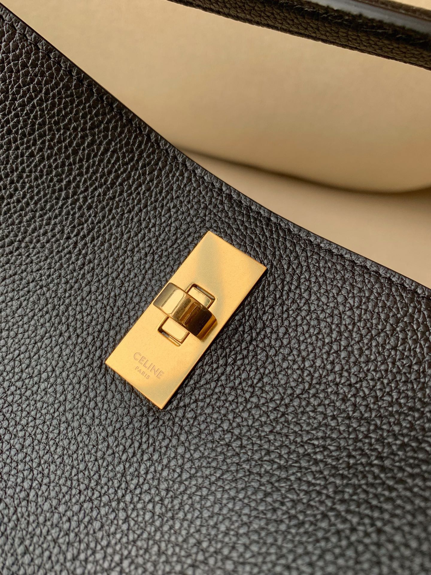 𝐂𝐞𝐥𝐢𝐧𝐞 BUCKET 16 bucket bag in smooth calfskin