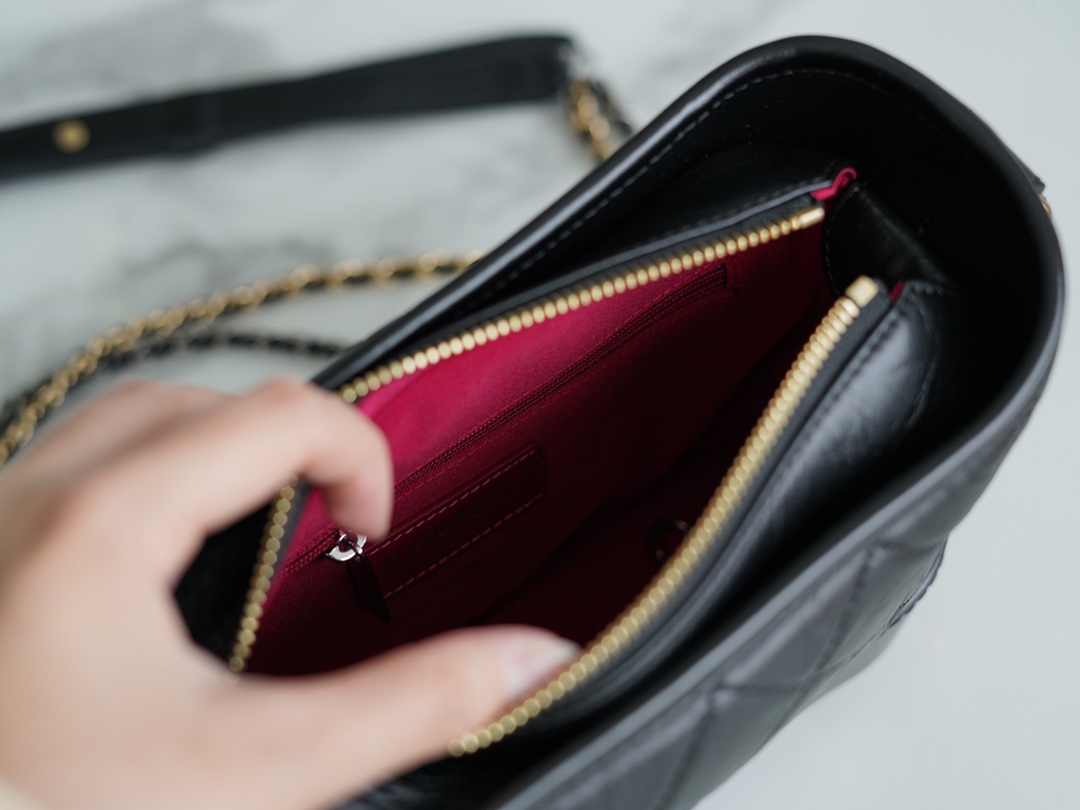 ๐๐ต๐ฎ๐ป๐ฒ๐น๐๐ฎ๐ฏ๐ฟ๐ถ๐ฒ๐น๐ฒโฅโผต New style stray bag Italy ๐ฎ๐น Montebello original cowhide: small black