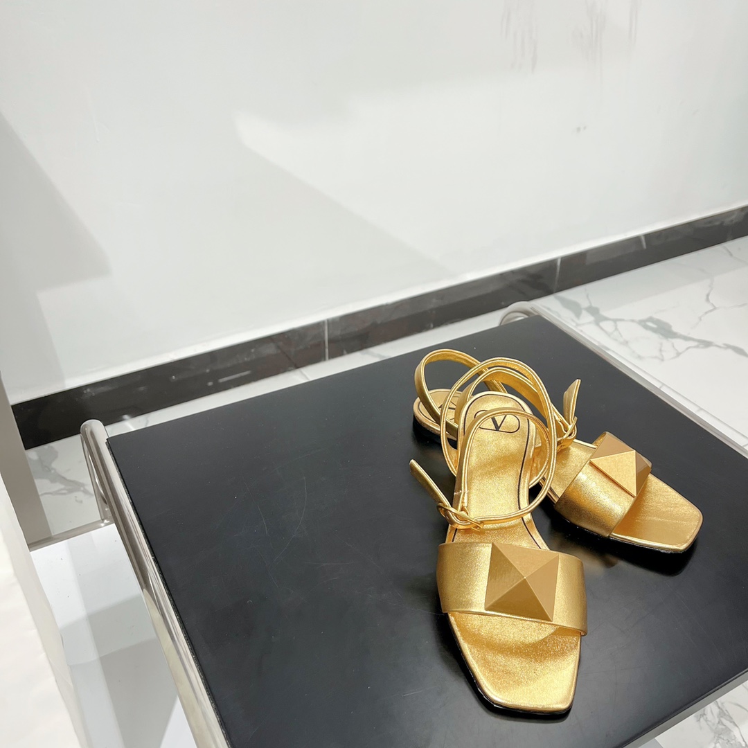 【Valentino】𝟐𝟎𝟐𝟏/𝐒𝐒 𝐧𝐞𝐰 Valentino Early Spring Collection Lace-up Sandals