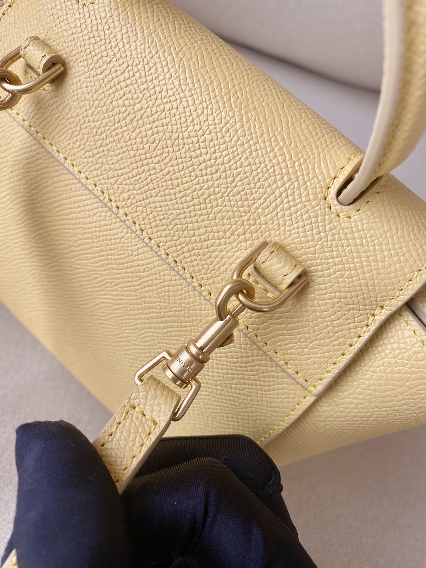 𝐂𝐞𝐥𝐢𝐧𝐞 𝐛𝐞𝐥𝐭 𝐩𝐢𝐜𝐨 𝟏𝟔𝐜𝐦 Grained Calfskin Bag