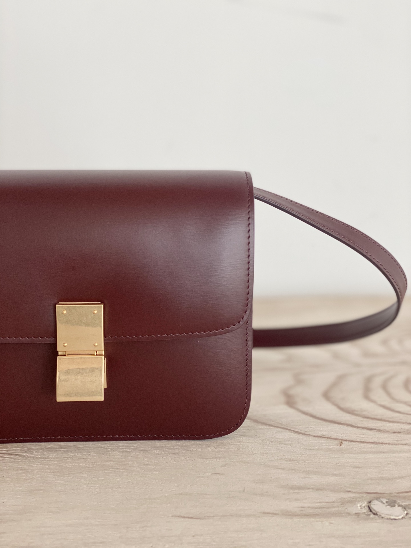 𝐂𝐞𝐥𝐢𝐧𝐞 Box Teen bag in polished calfskin