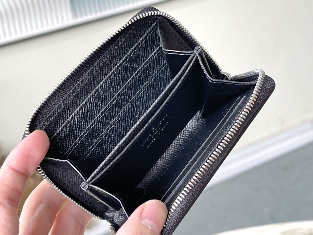 𝐋𝐎𝐔𝐈𝐒 𝐕𝐔𝐈𝐓𝐓𝐎𝐍  N63076