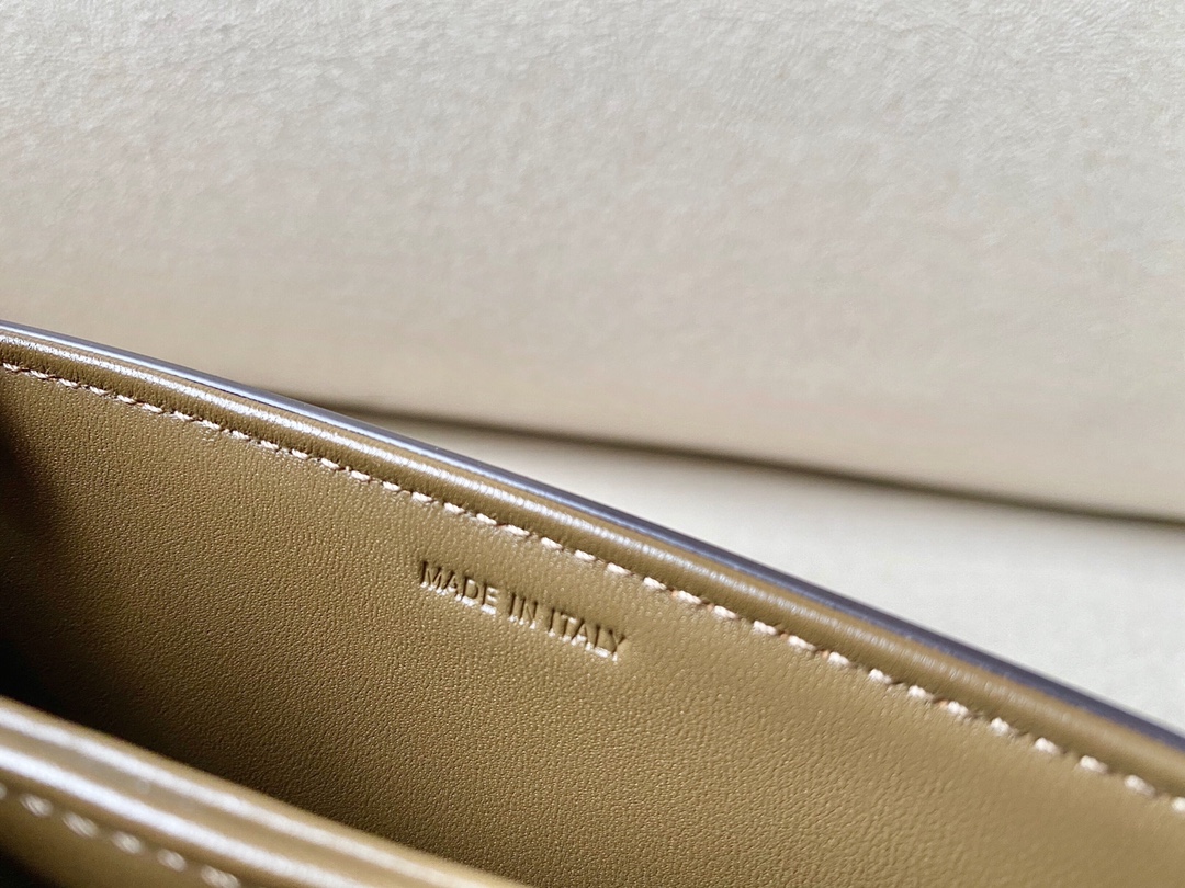 𝐂𝐞𝐥𝐢𝐧𝐞 Triomphe teen 18.5cm