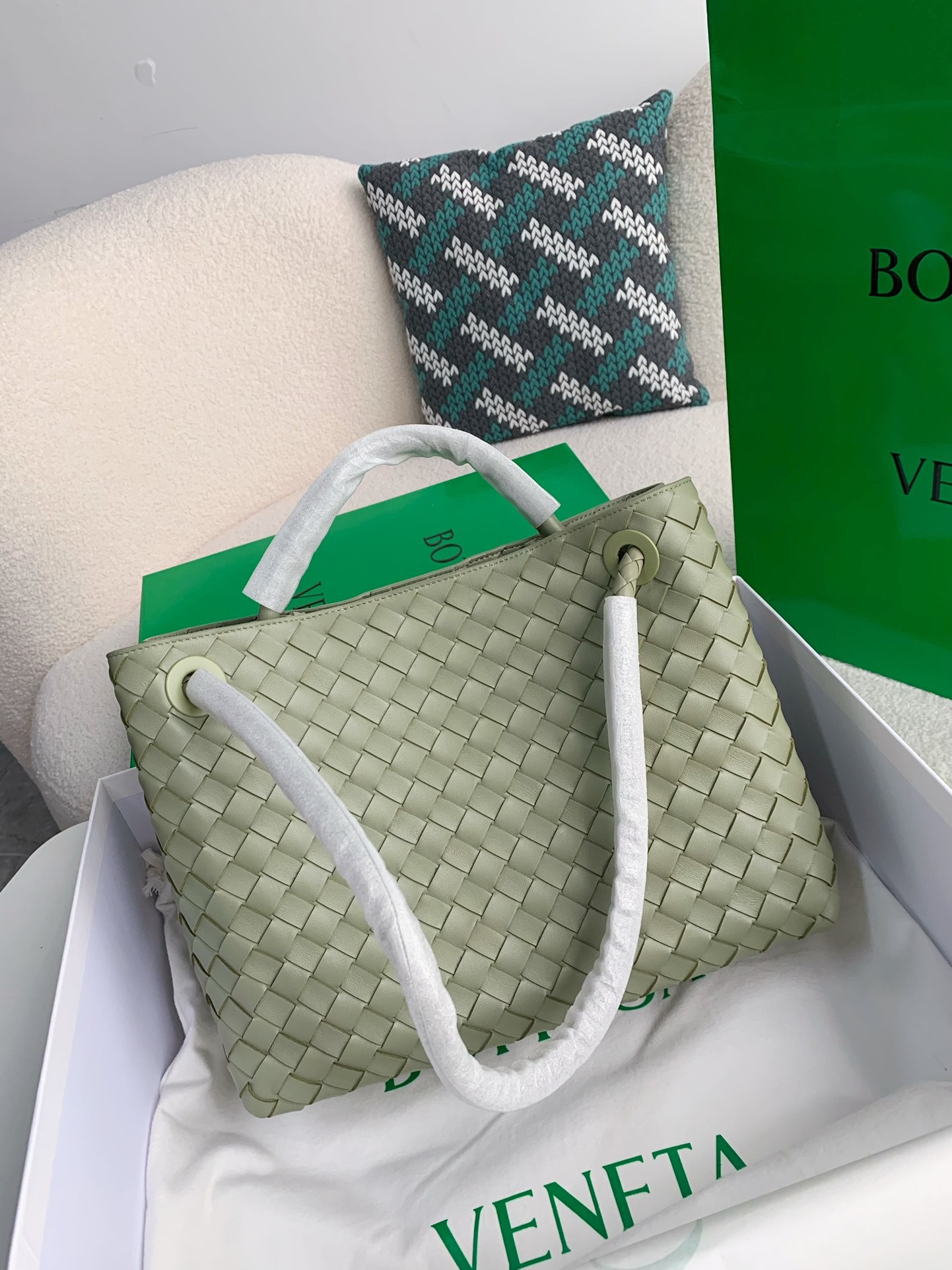 BOTTECA VENETA Knit handbags Size：32*24*12cm