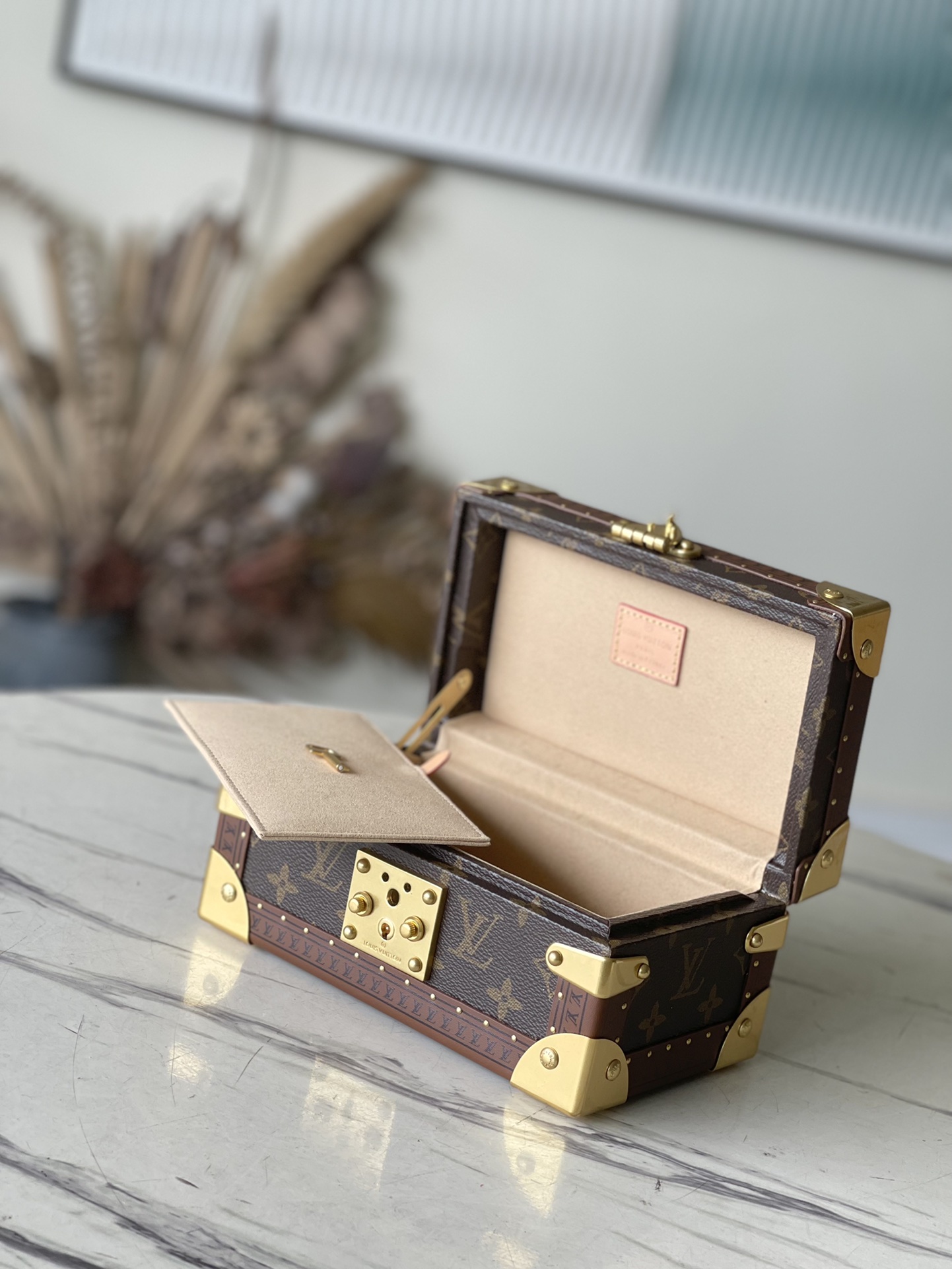 𝐋𝐎𝐔𝐈𝐒 𝐕𝐔𝐈𝐓𝐓𝐎𝐍 M20037 Apricot This jewelry box is decorated with a simple and elegant Monogram canvas bag