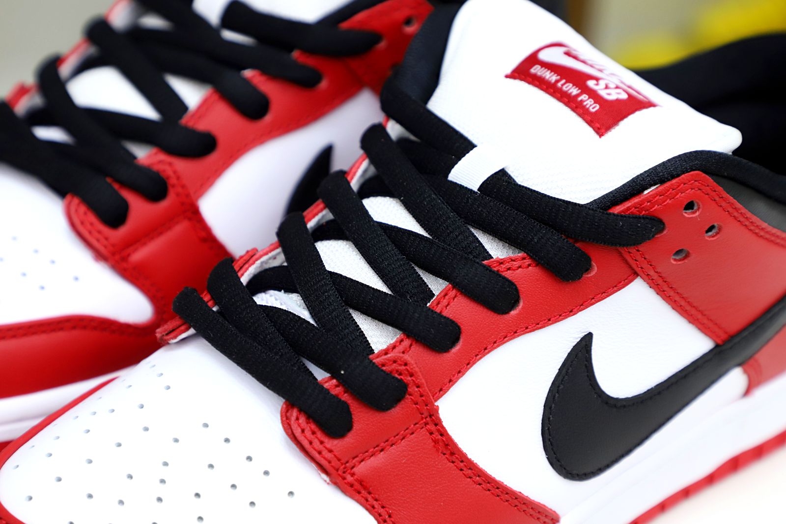 NIKE SB DUNK LOW CHICAGO