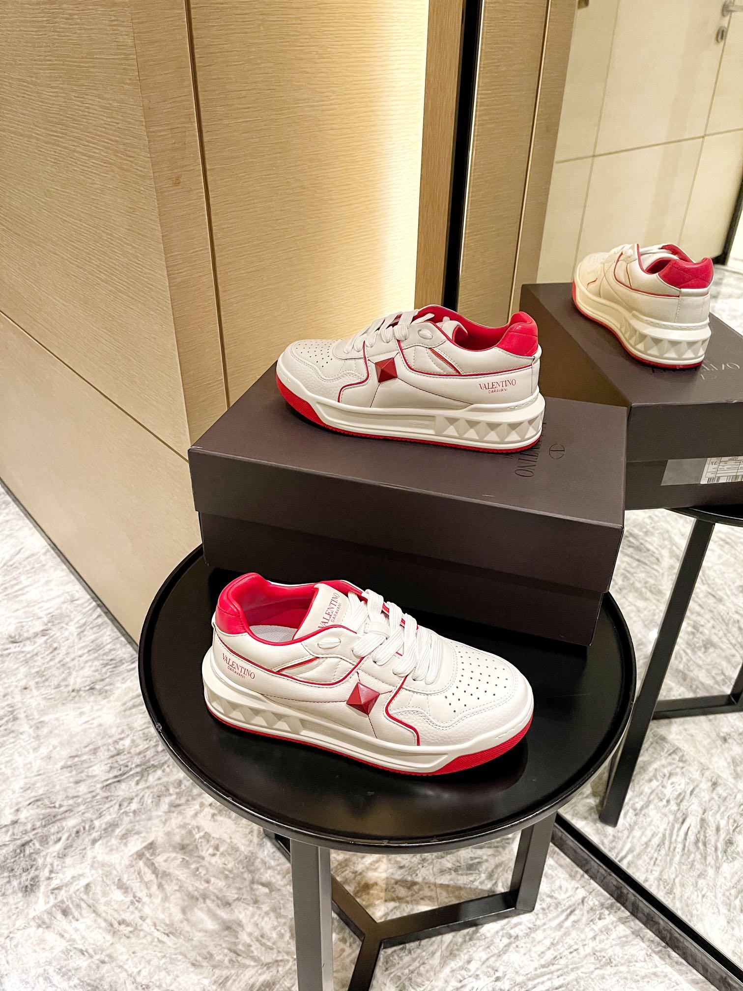 【Valentino】𝟐𝟎𝟐𝟏/𝐒𝐒 𝐧𝐞𝐰 Valentino 2021 fall and winter new one stud sneakers couples on the new