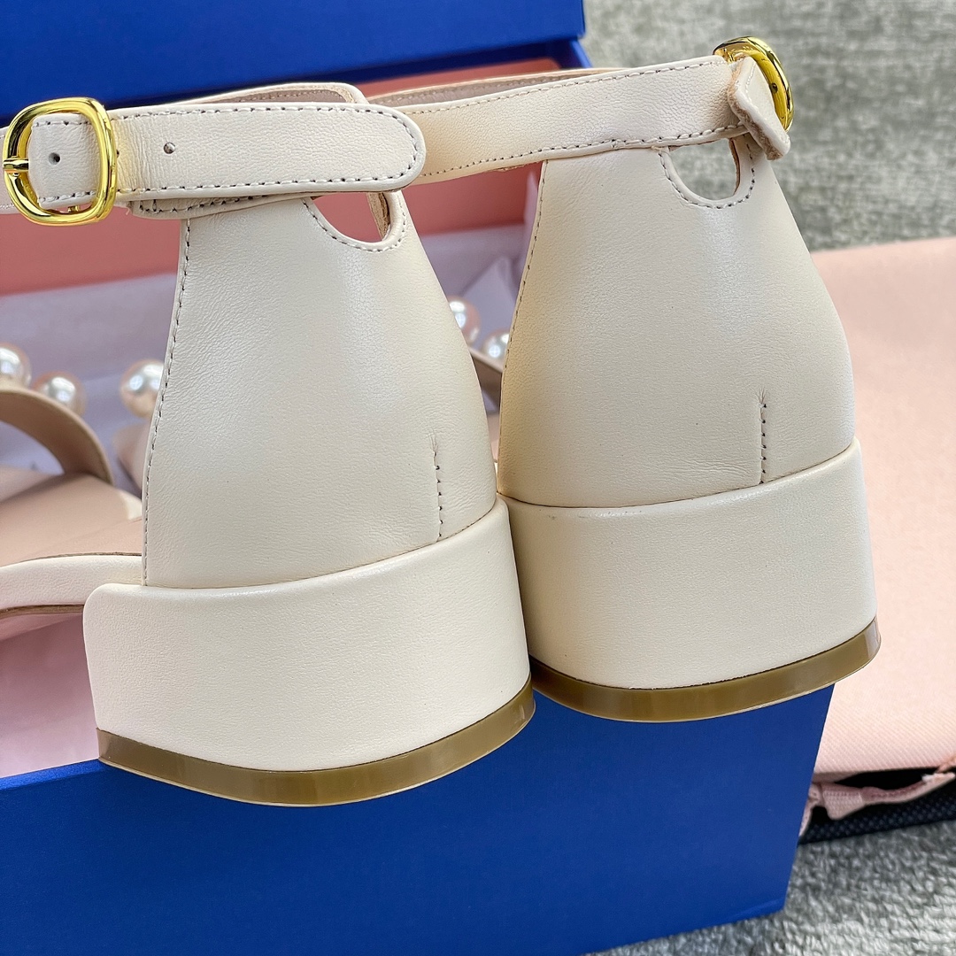 Stuar*t weitzma*n sandals