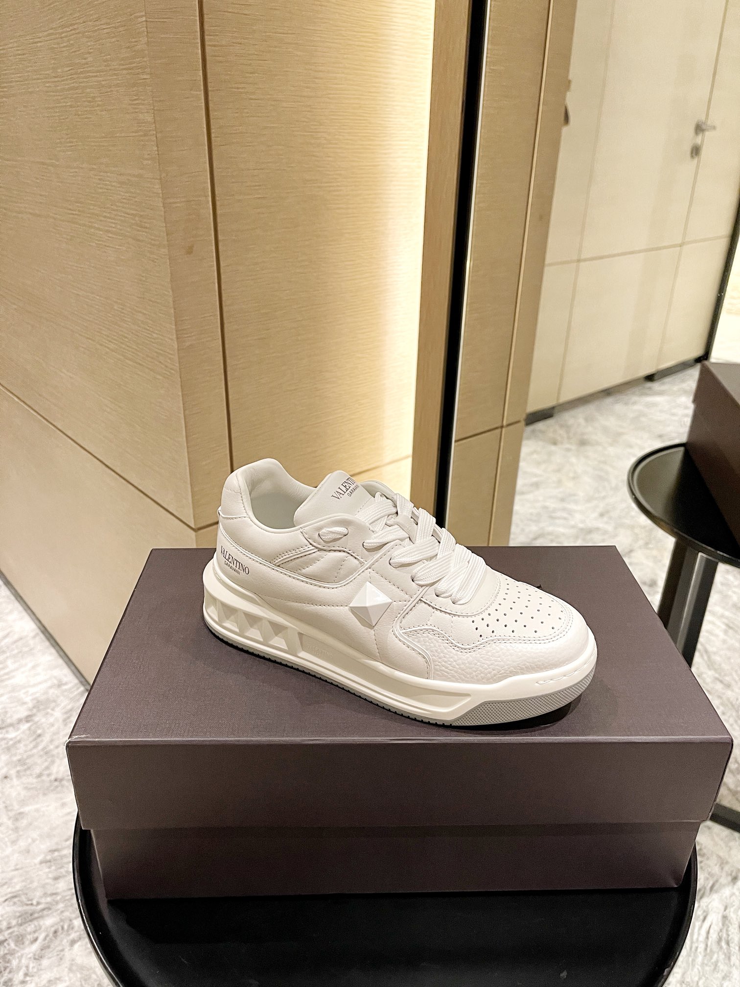 【Valentino】𝟐𝟎𝟐𝟏/𝐒𝐒 𝐧𝐞𝐰 Valentino 2021 fall and winter new one stud sneakers couples on the new