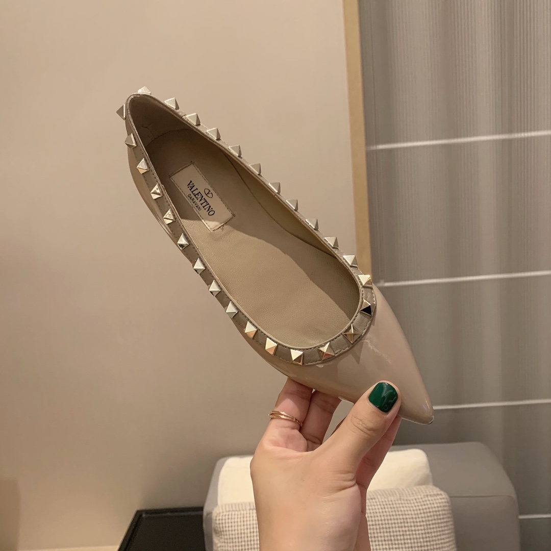 【Valentino】𝟐𝟎𝟐𝟏/𝐒𝐒 𝐧𝐞𝐰 Valentino studded flat shoes top version OEM level exclusive models