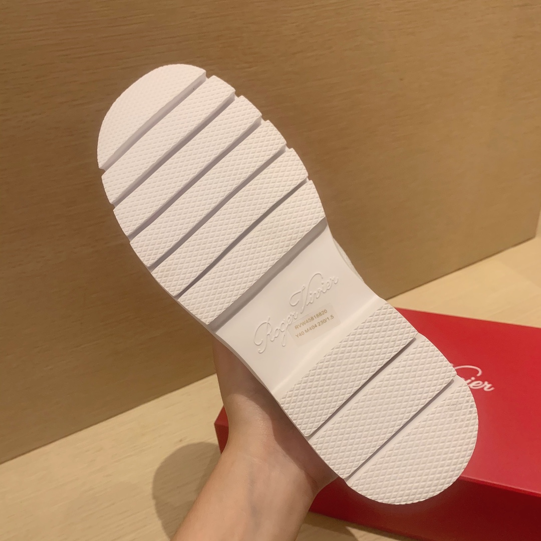 Roger vivier | 𝟐𝟎𝟐𝟏/𝐒𝐒 𝐧𝐞𝐰 2021 spring and summer new, trade positive single RV drill buckle casual shoes