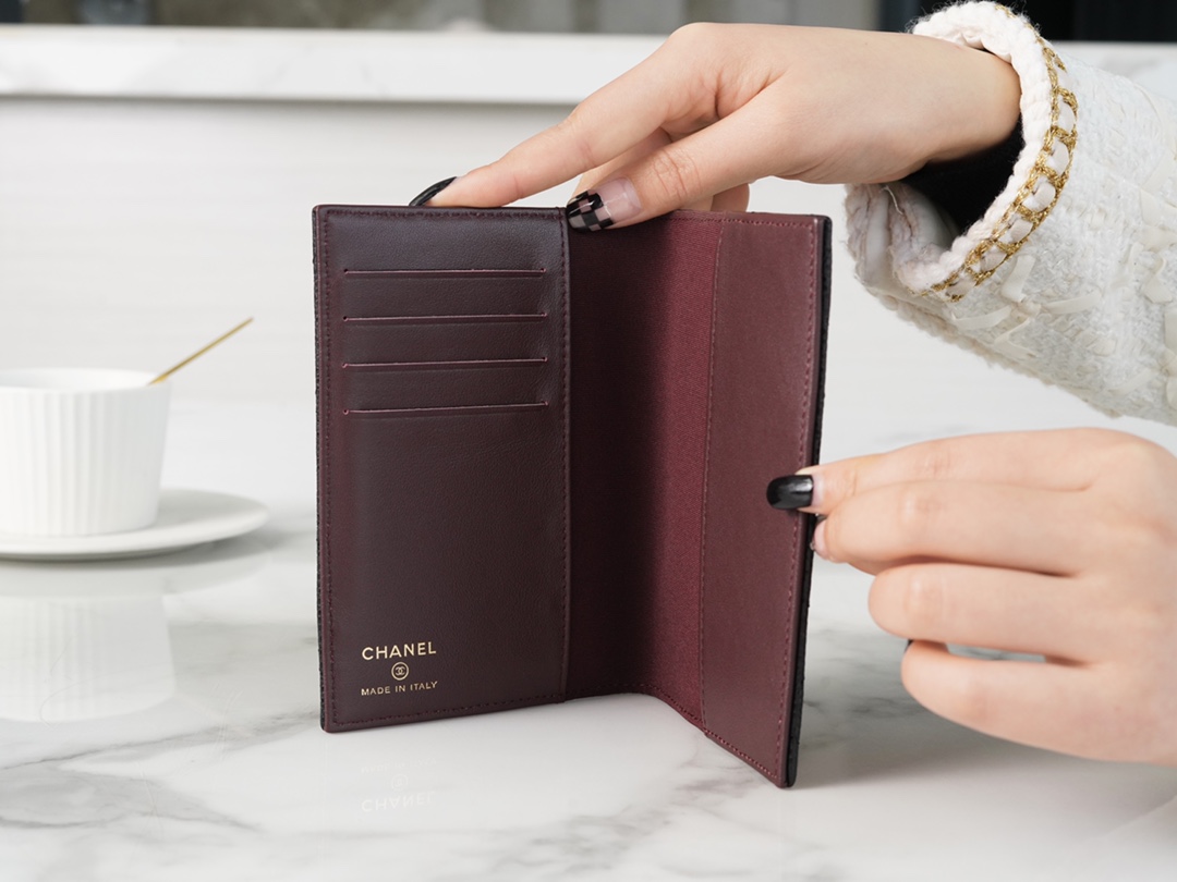 𝗖𝗛𝗔𝗘𝗡𝗟✦ Classic Passport Clip Caviar Grain Calfskin 🐂 Black Ball Gold