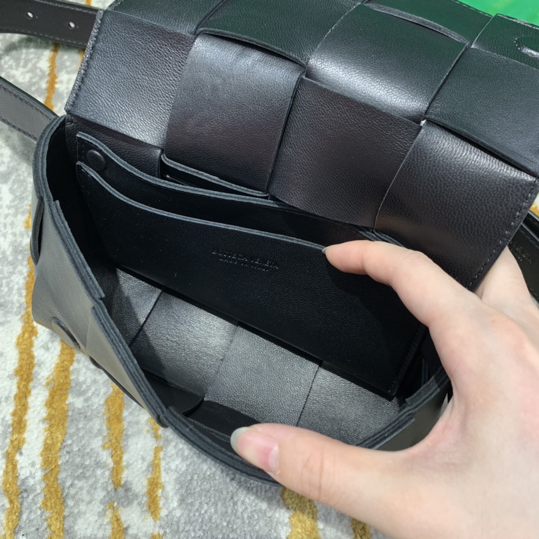 Bottega Veneta  𝗧𝗛𝗘 𝗕𝗘𝗟𝗧 𝗖𝗔𝗦𝗦𝗘𝗧𝗧𝗘 # 639367