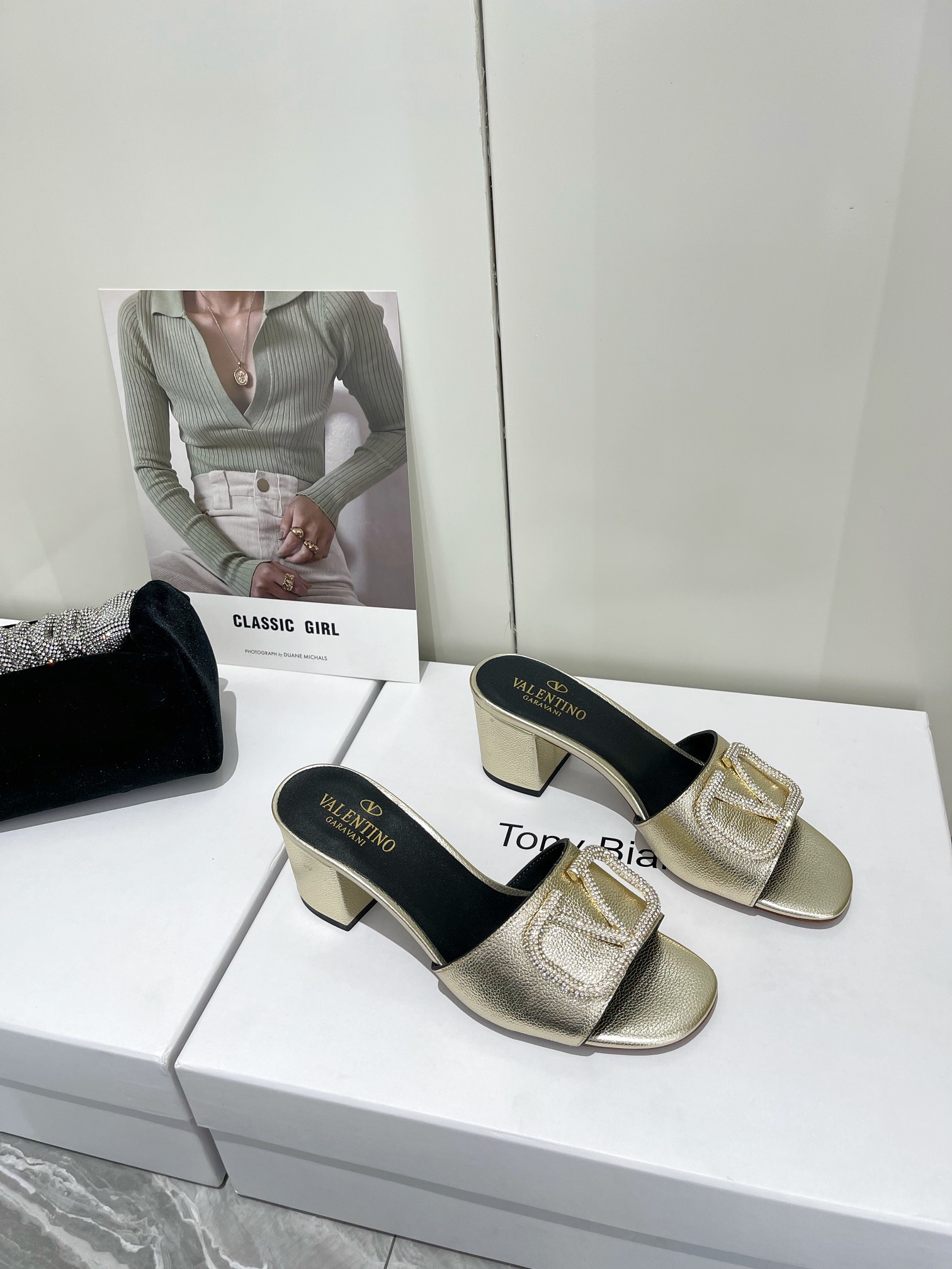 【Valentino】𝟐𝟎𝟐𝟏/𝐒𝐒 𝐧𝐞𝐰  Valentino 2022 / fw spring and summer new women's slippers