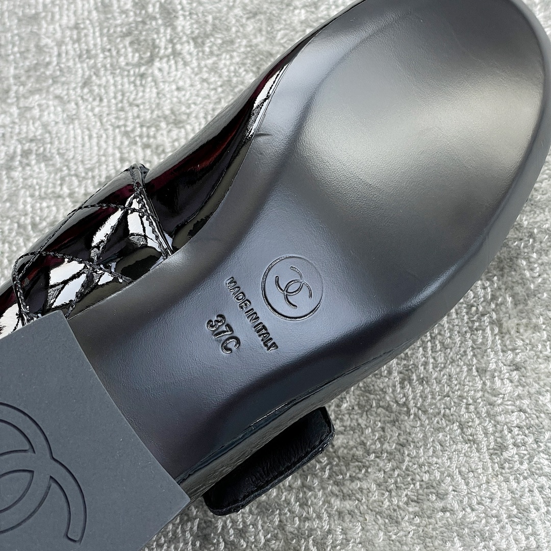 CHANEL book bag buckle single shoes Mary Jane single shoes bright wrinkled patent leather gold heel