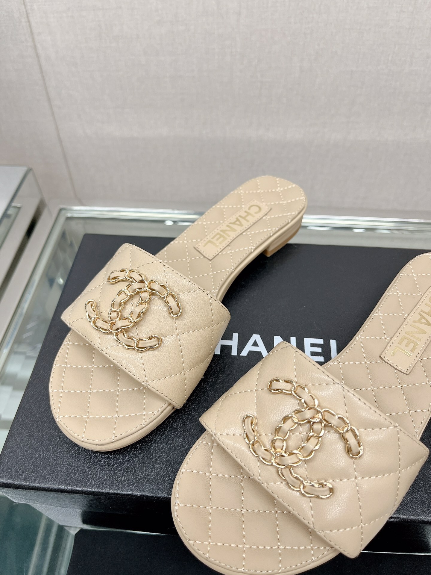 CHANEL 23Ss new diamond check chain double C buckle metal heel slippers sheepskin lining