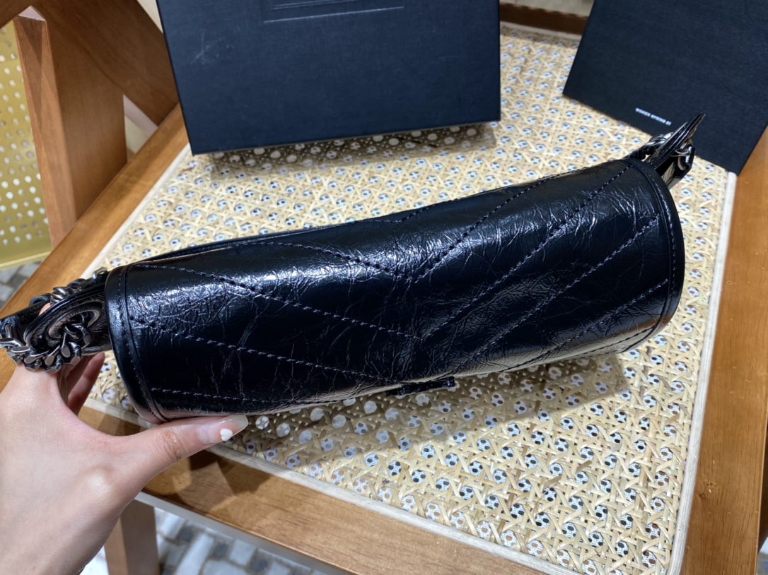 SAINT LAURENT 𝑵𝒊𝒌𝒊 𝒃𝒐𝒅𝒚 𝒃𝒂𝒈  #577124.JD