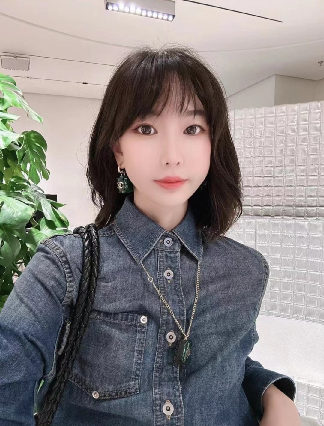 CHANEL🇫🇷Xiaoxiang emerald sugar cube letter earrings