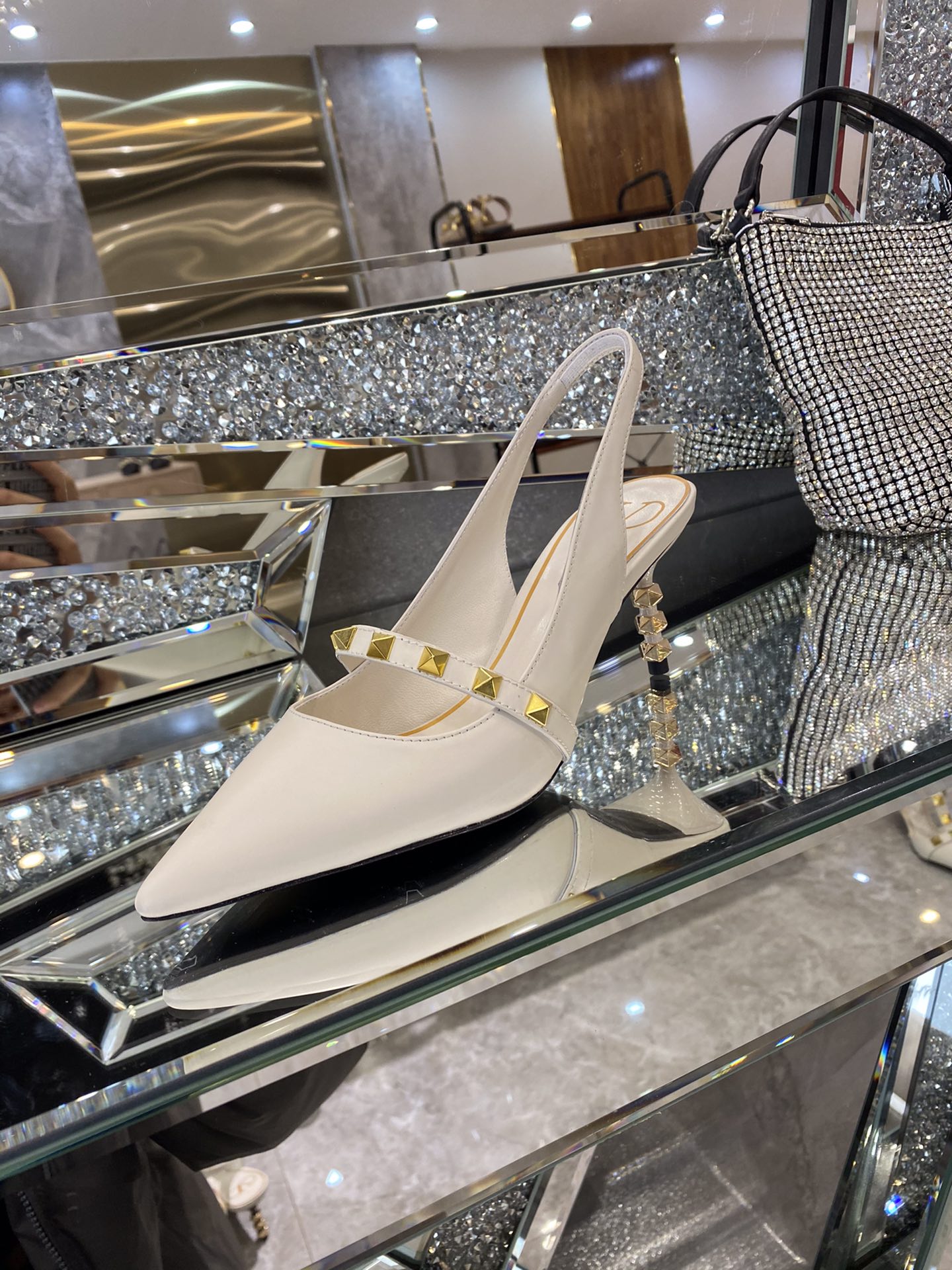 【Valentino】𝟐𝟎𝟐𝟏/𝐒𝐒 𝐧𝐞𝐰 The latest series of counter perfect details original matte open edge bead leather