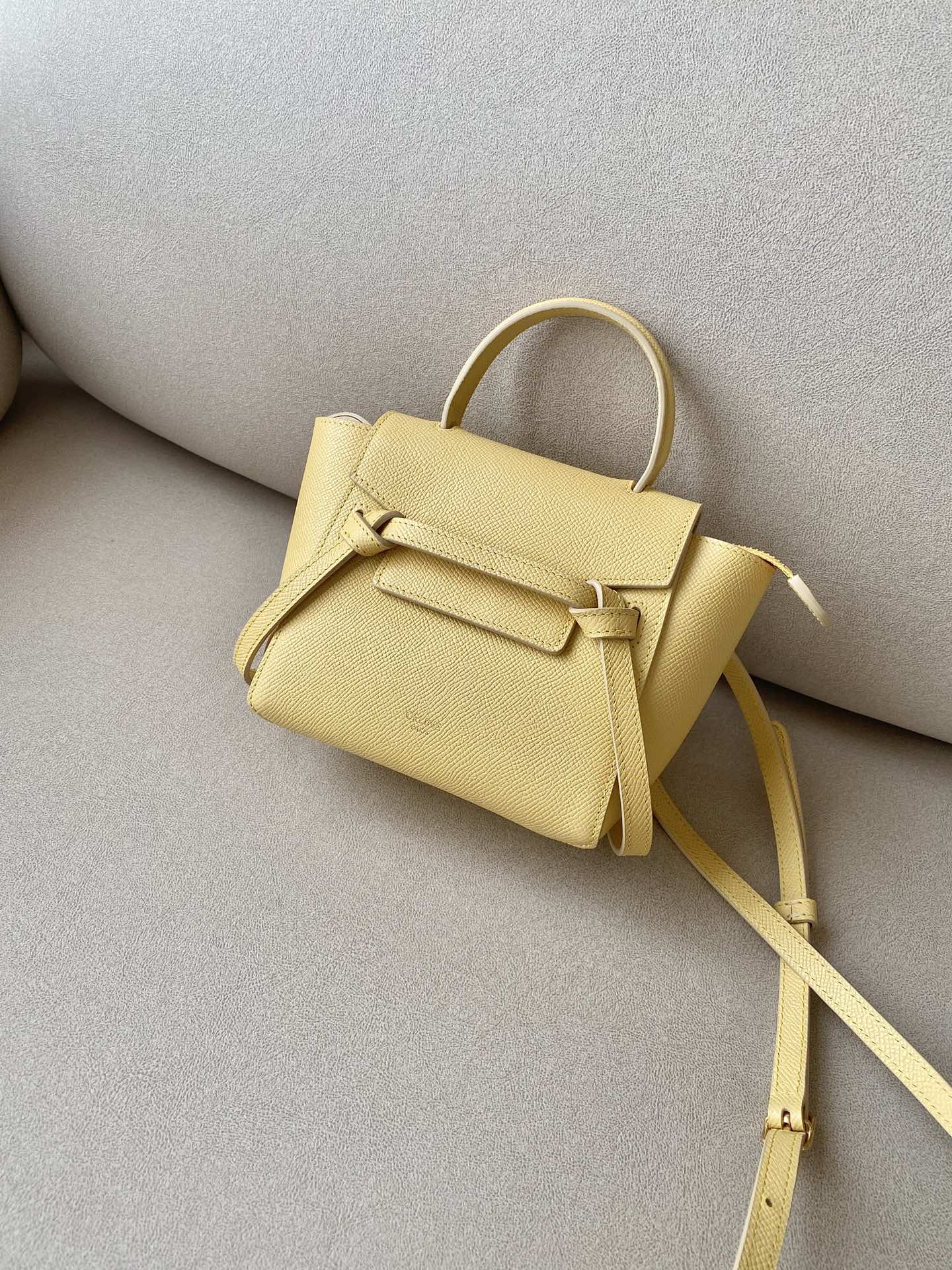 𝐂𝐞𝐥𝐢𝐧𝐞 𝐛𝐞𝐥𝐭 𝐩𝐢𝐜𝐨 𝟏𝟔𝐜𝐦 Grained Calfskin Bag