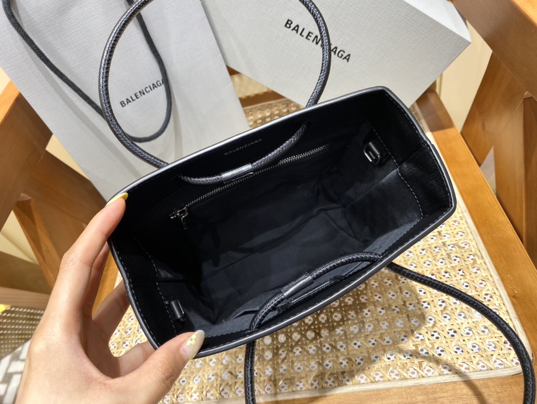 BALENCIAGA 𝗦𝗵𝗼𝗽𝗽𝗶𝗻𝗴 𝗯𝗮𝗴 Cowhide shopping paper bag