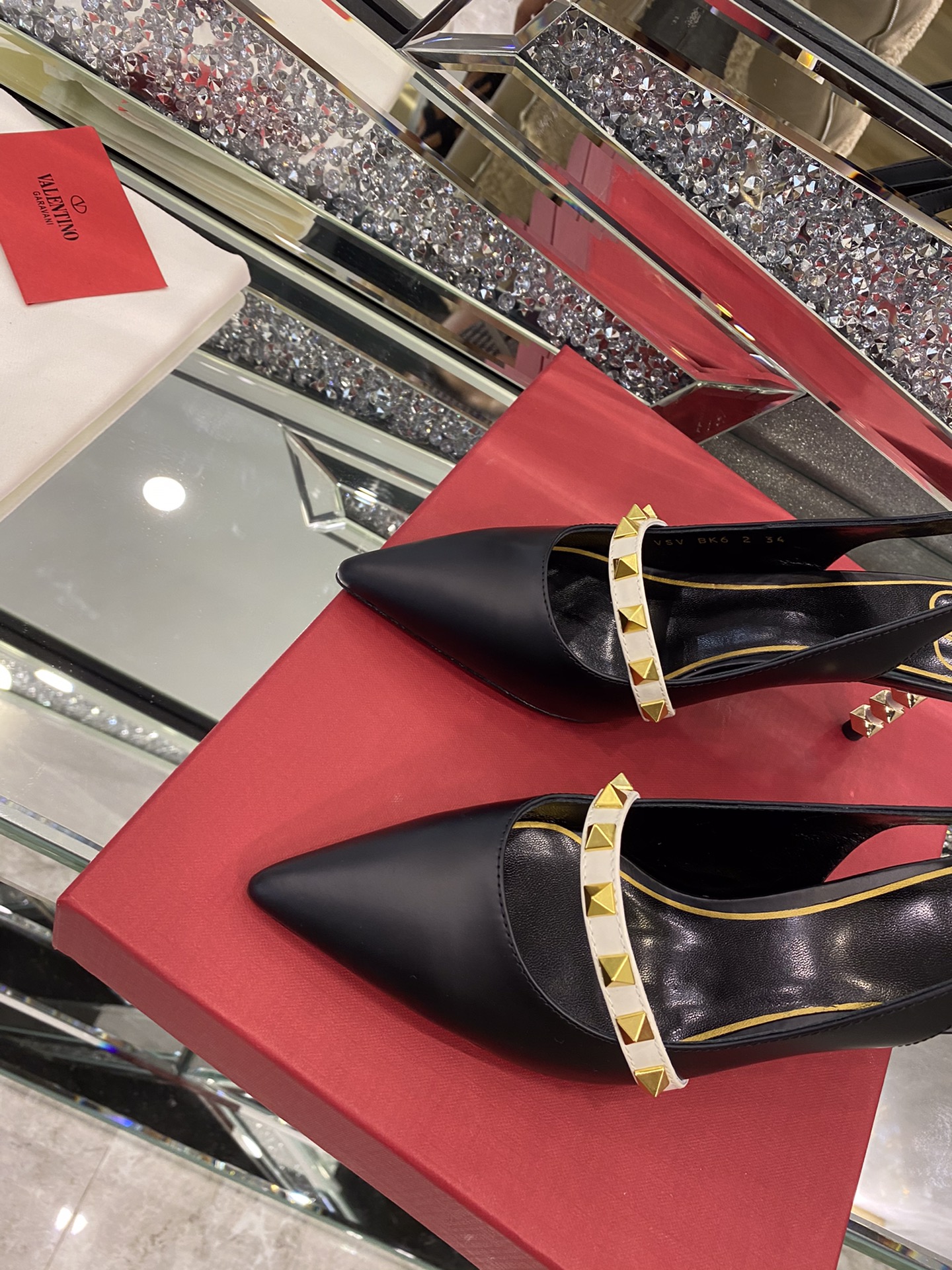 【Valentino】𝟐𝟎𝟐𝟏/𝐒𝐒 𝐧𝐞𝐰 The latest series of counter perfect details original matte open edge bead leather