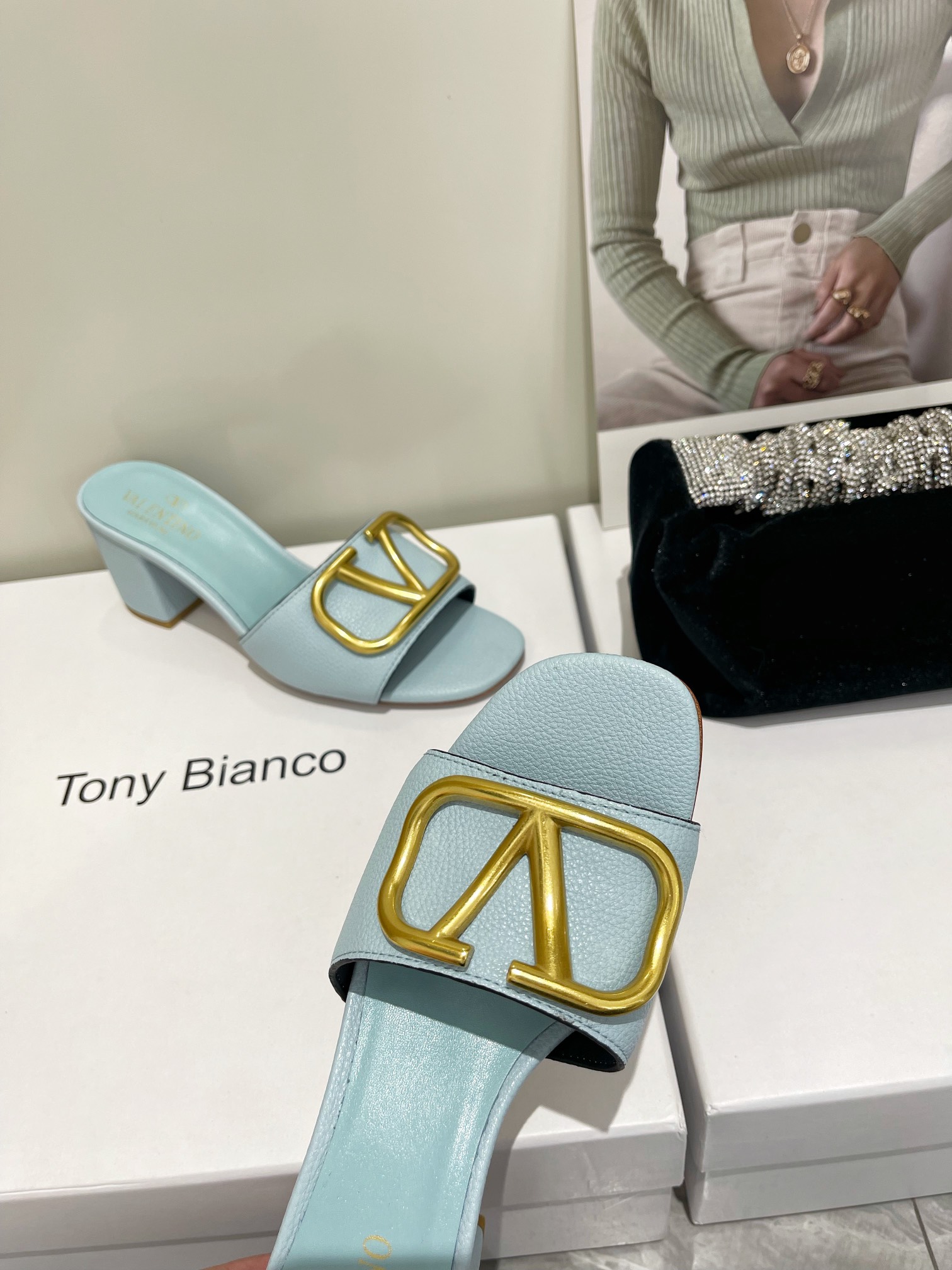 【Valentino】𝟐𝟎𝟐𝟏/𝐒𝐒 𝐧𝐞𝐰  Valentino 2022 / fw spring and summer new women's slippers