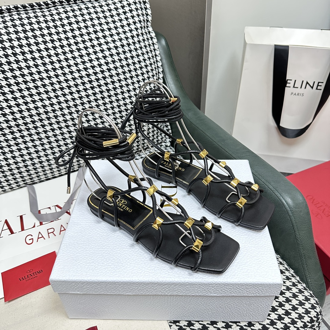 【Valentino】𝟐𝟎𝟐𝟏/𝐒𝐒 𝐧𝐞𝐰  Valentino's newest collection of Roman sandals with Italian printed leather soles