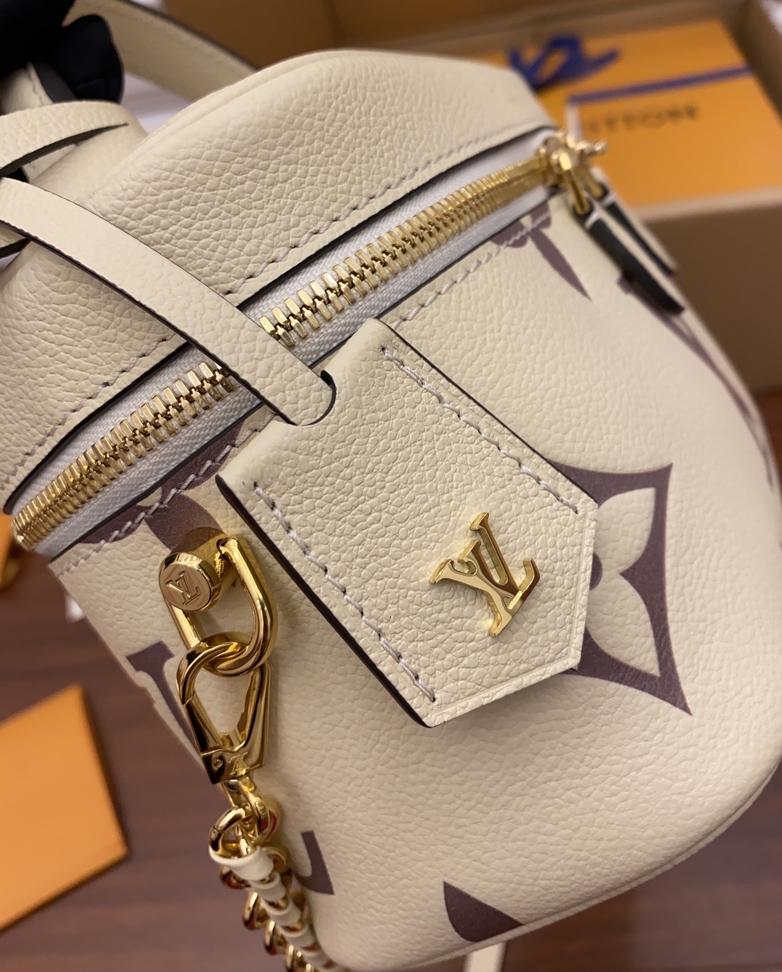 Louis Vuitton M45599 leather is genuine OEM Italian A-grade leather