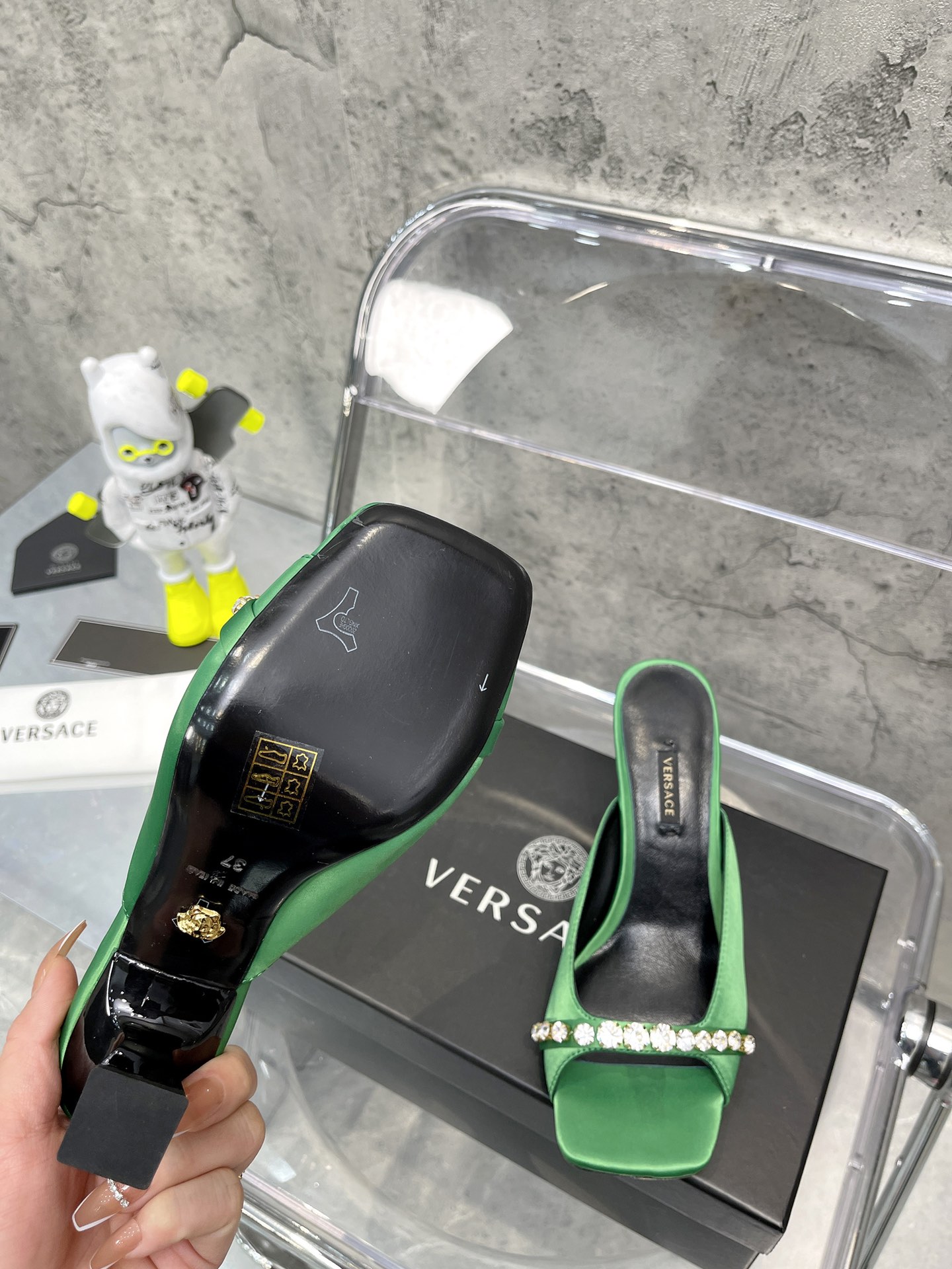 𝐕𝐞𝐫𝐬𝐚𝐜𝐞｜𝟐𝟎𝟐𝟐/𝐒𝐒 𝐧𝐞𝐰 Gold LA MEDUSA string with sparkling crystal ribbon