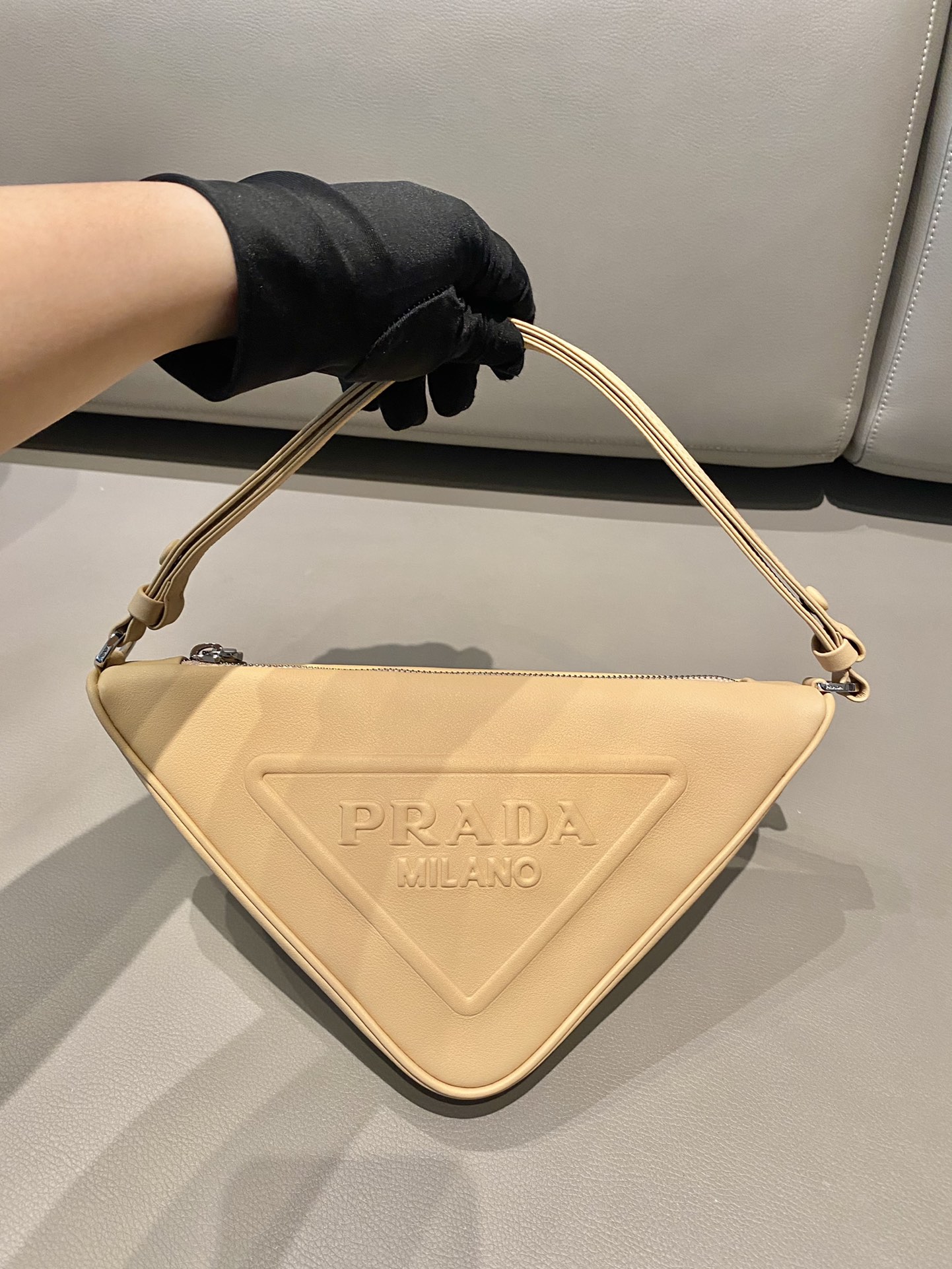 𝐏𝐑𝐀𝐃𝐀 Triangular bag 1NQ043