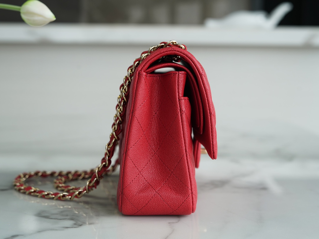 𝐂𝐇𝐀𝐍𝐄𝐋 Classic Flap washed cowhide is made from the most delicate calves just born Washed fetal cow Medium Large red ❤