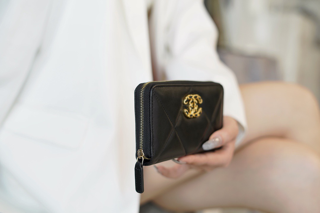 𝗖𝗛𝗔𝗘𝗡𝗟✦In goatskin leather🐐 Series 19 Zip Wallet Black Gold
