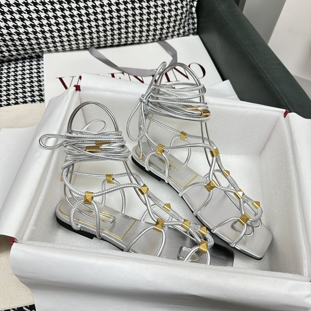 【Valentino】𝟐𝟎𝟐𝟏/𝐒𝐒 𝐧𝐞𝐰  Valentino's newest collection of Roman sandals with Italian printed leather soles