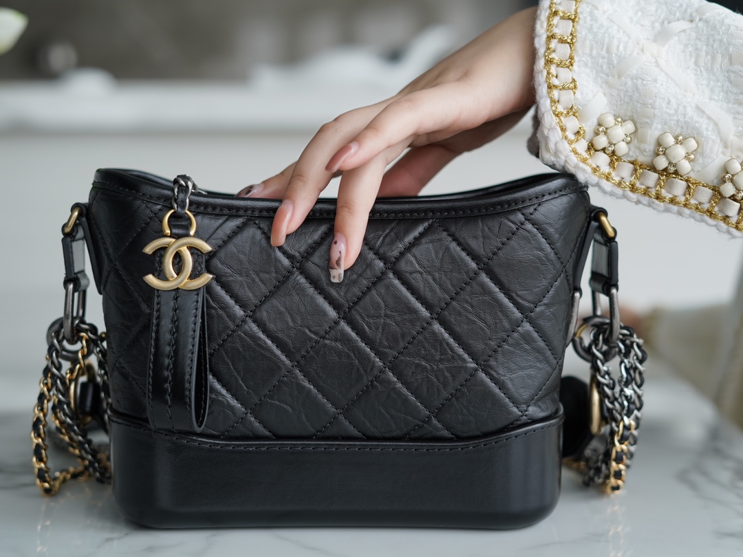 ๐๐ต๐ฎ๐ป๐ฒ๐น๐๐ฎ๐ฏ๐ฟ๐ถ๐ฒ๐น๐ฒโฅโผต New style stray bag Italy ๐ฎ๐น Montebello original cowhide: small black