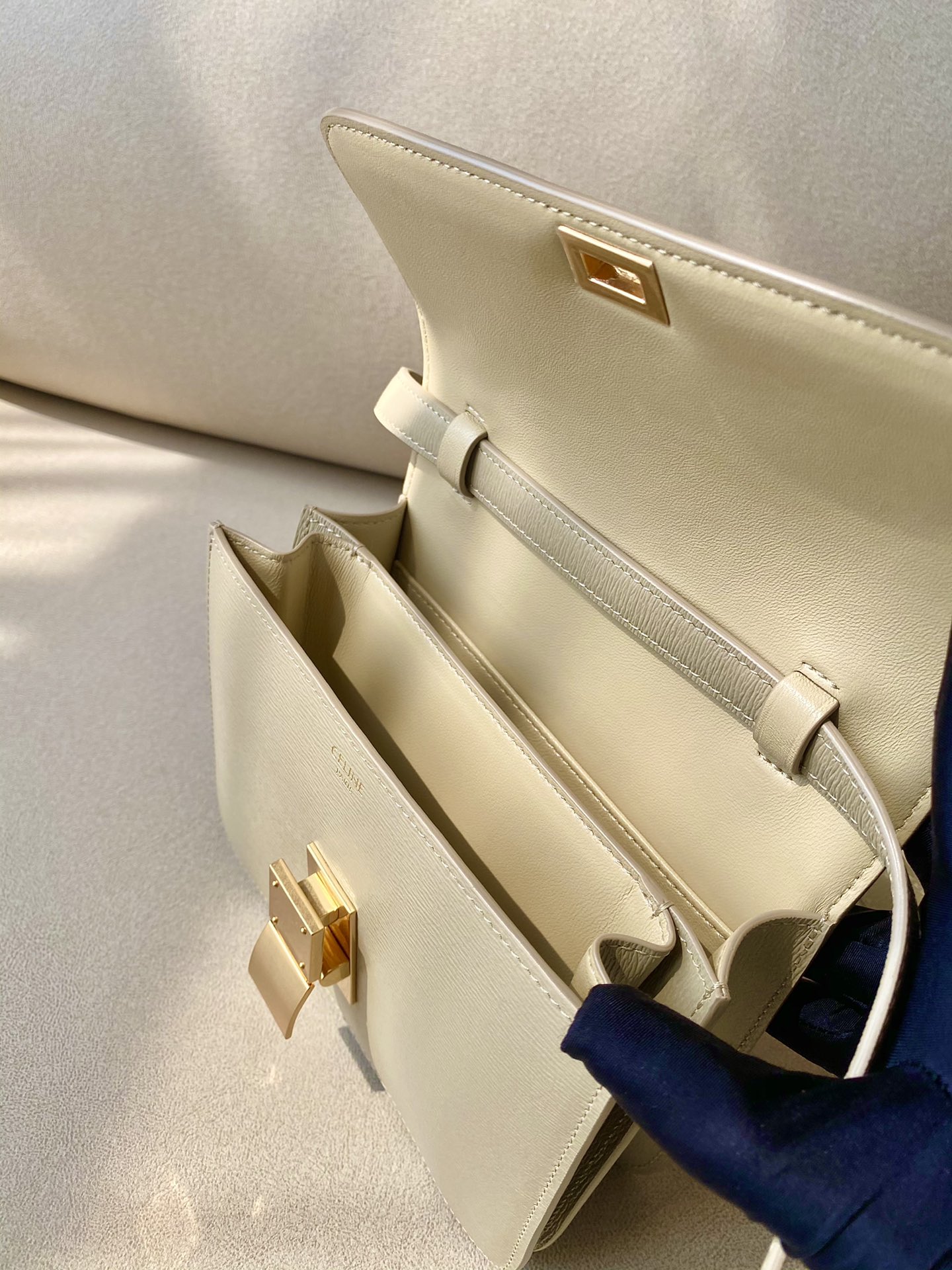 𝐂𝐞𝐥𝐢𝐧𝐞 Box Teen bag in polished calfskin