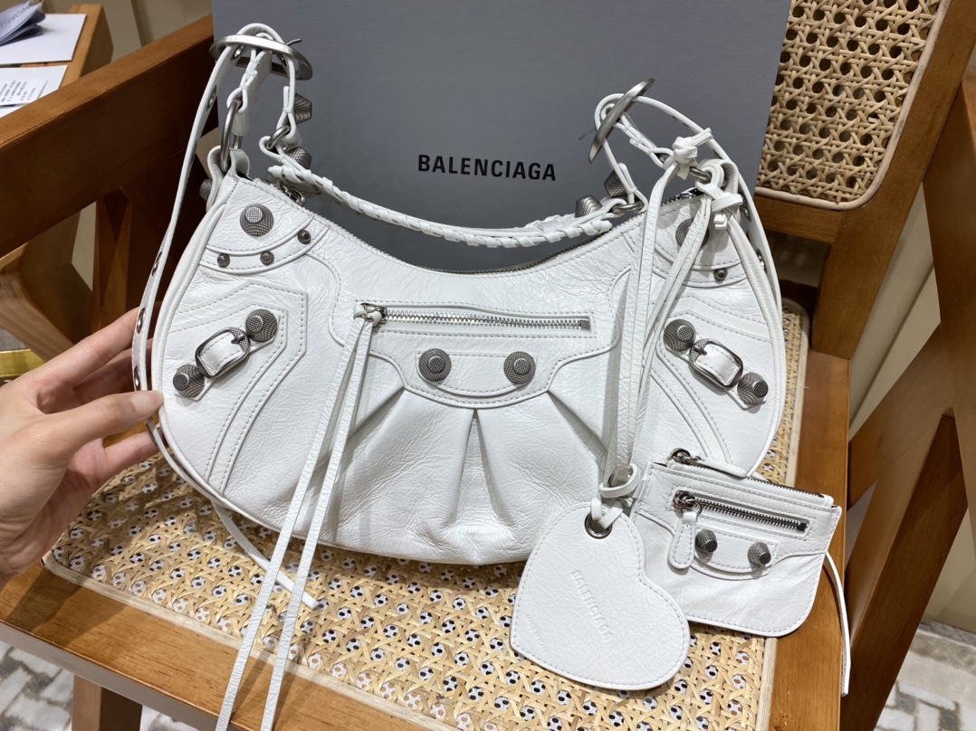 BALENCIAGA 𝐋𝐞 𝐂𝐚𝐠𝐨𝐥𝐞 Moon Bag