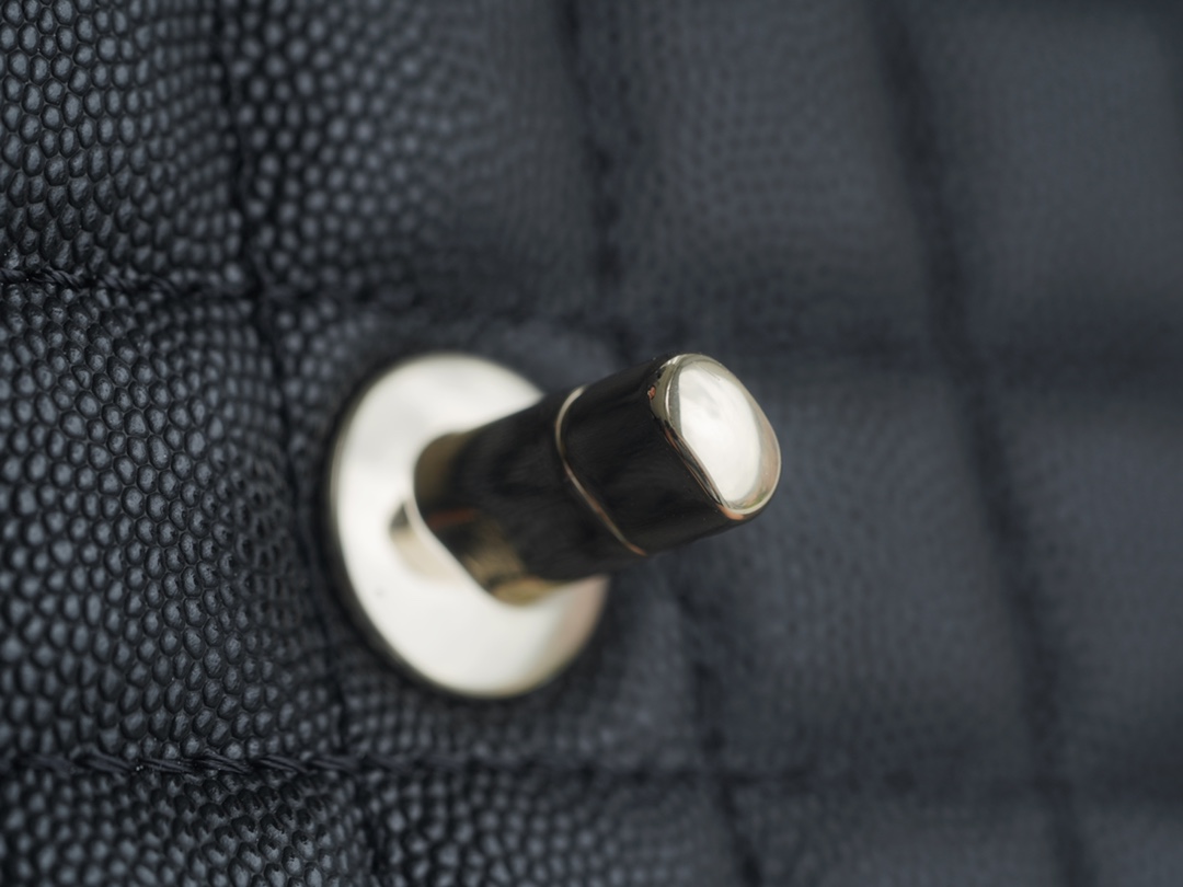 CHANEL 𝑪𝒐𝑪𝒐 𝒉𝒂𝒏𝒅𝒍𝒆 New Cowhide Handle Small Black Gold