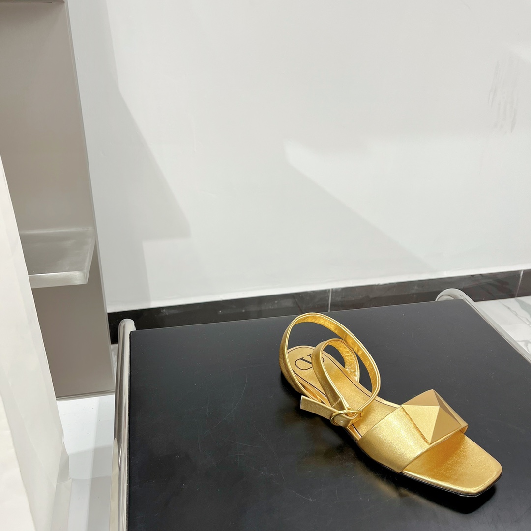 【Valentino】𝟐𝟎𝟐𝟏/𝐒𝐒 𝐧𝐞𝐰 Valentino Early Spring Collection Lace-up Sandals