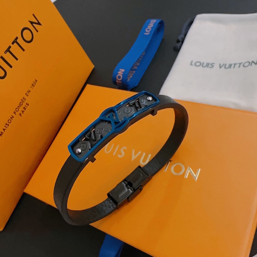 Louis Vuitton Cowhide bracelet, couple's style, length 22cm, adjustable and changeable