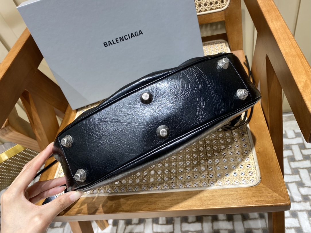 BALENCIAGA 𝐋𝐞 𝐂𝐚𝐠𝐨𝐥𝐞 Moon Bag