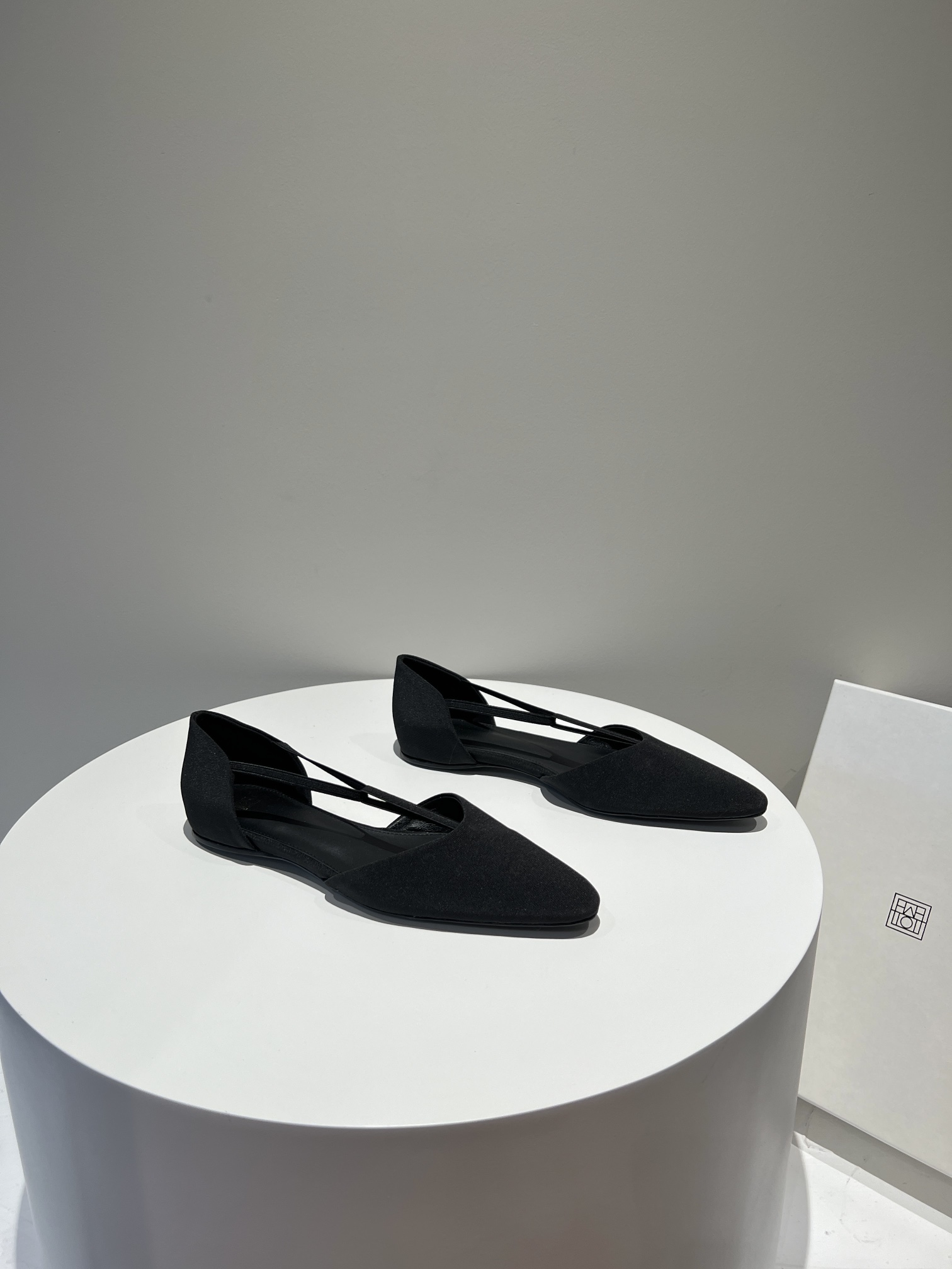 𝐓𝐨𝐭𝐞𝐦𝐞｜𝟐𝟎𝟐𝟑/𝐒𝐒 𝐧𝐞𝐰 toteme simple pointed toe shoes imported calf leather Italian leather outsole