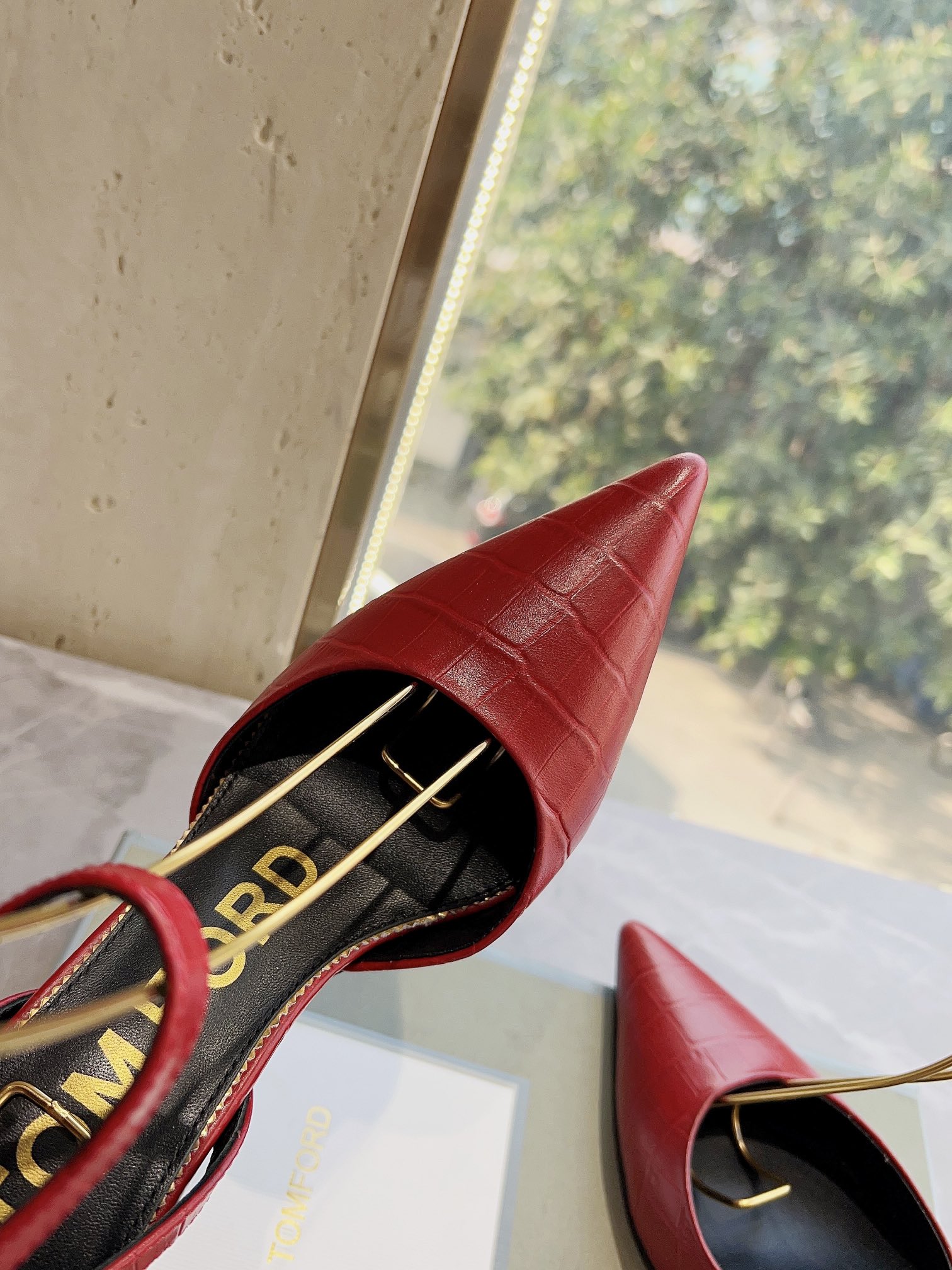 𝐓𝐎𝐌𝐅𝐎𝐑𝐃｜𝟐𝟎𝟐𝟑𝐒𝐒/𝐧𝐞𝐰  Dolce & Ga women's jeweled buckle jacquard raglan heels