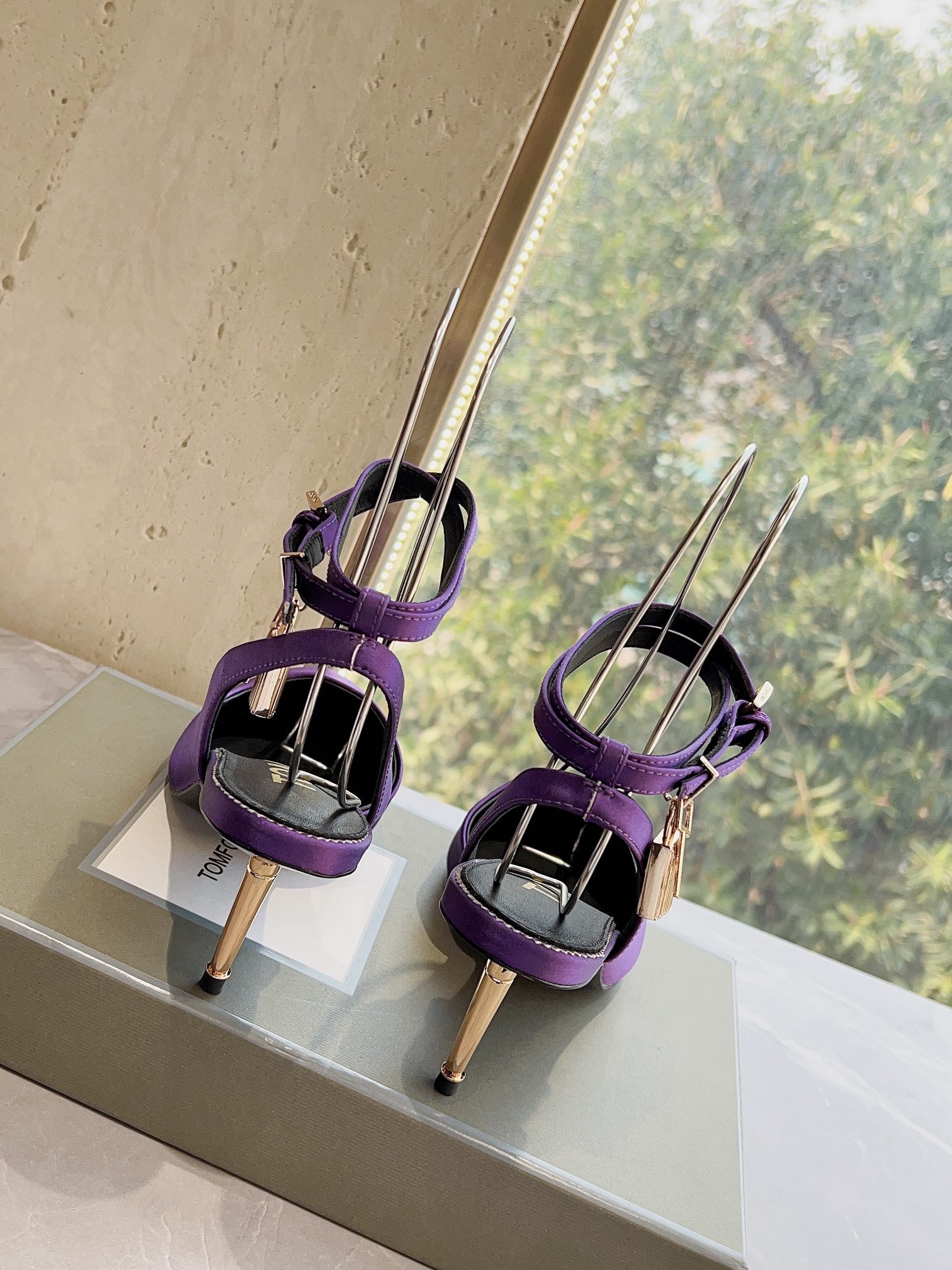 𝐓𝐎𝐌𝐅𝐎𝐑𝐃｜𝟐𝟎𝟐𝟑𝐒𝐒/𝐧𝐞𝐰  Dolce & Ga women's jeweled buckle jacquard raglan heels