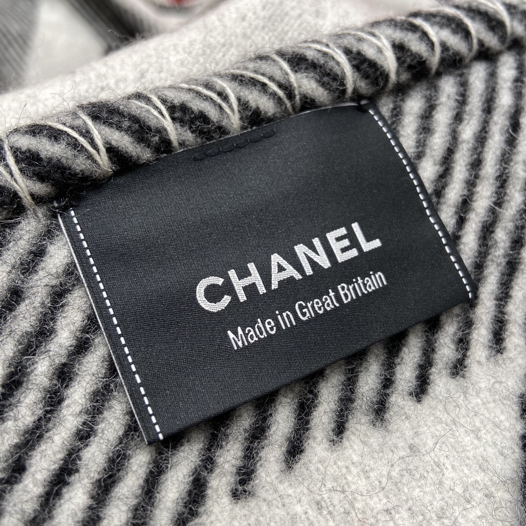 𝐂𝐡𝐚𝐧𝐞𝐥 [Black and gray - blanket]