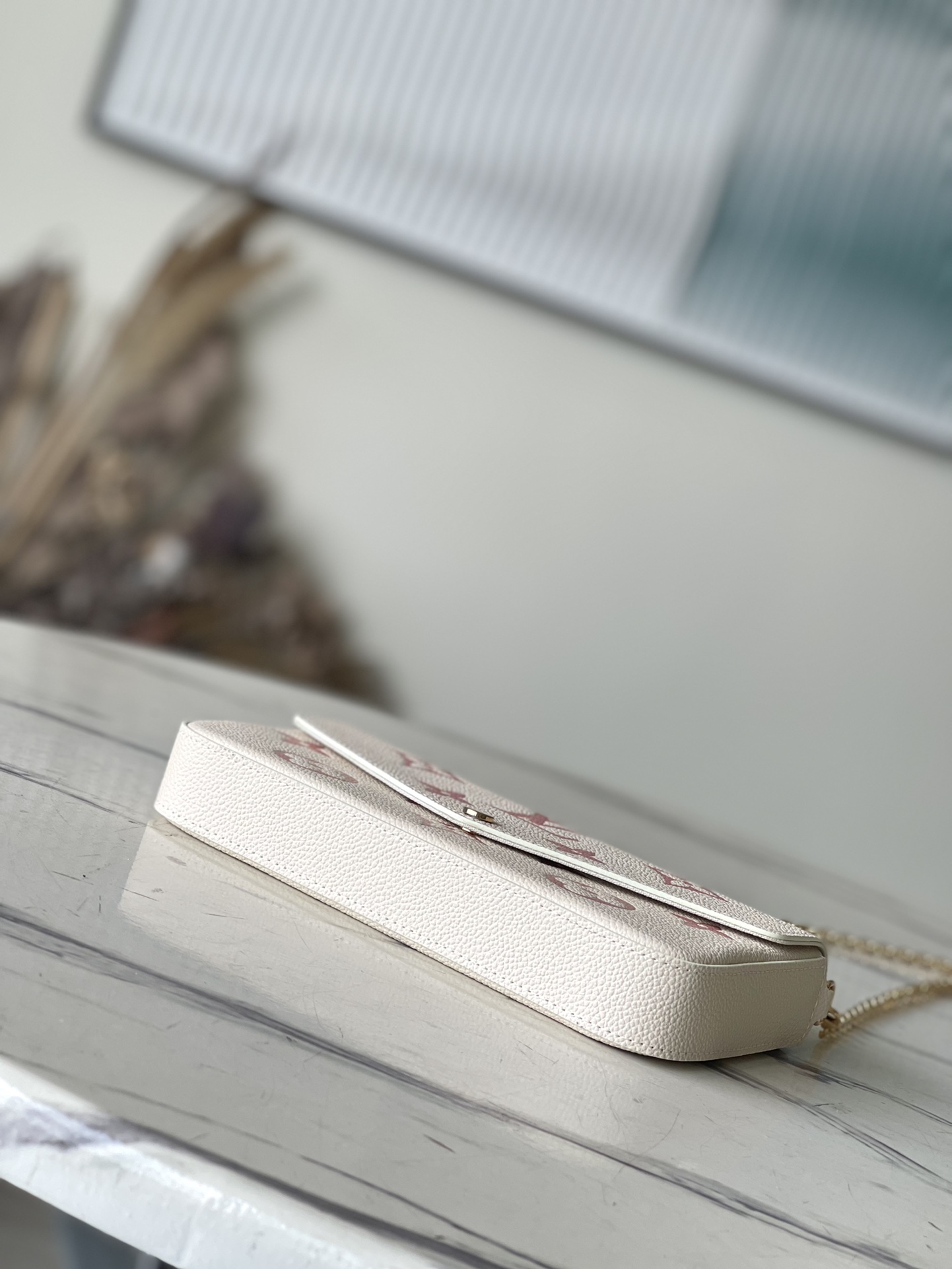 𝐋𝐎𝐔𝐈𝐒 𝐕𝐔𝐈𝐓𝐓𝐎𝐍    M82047