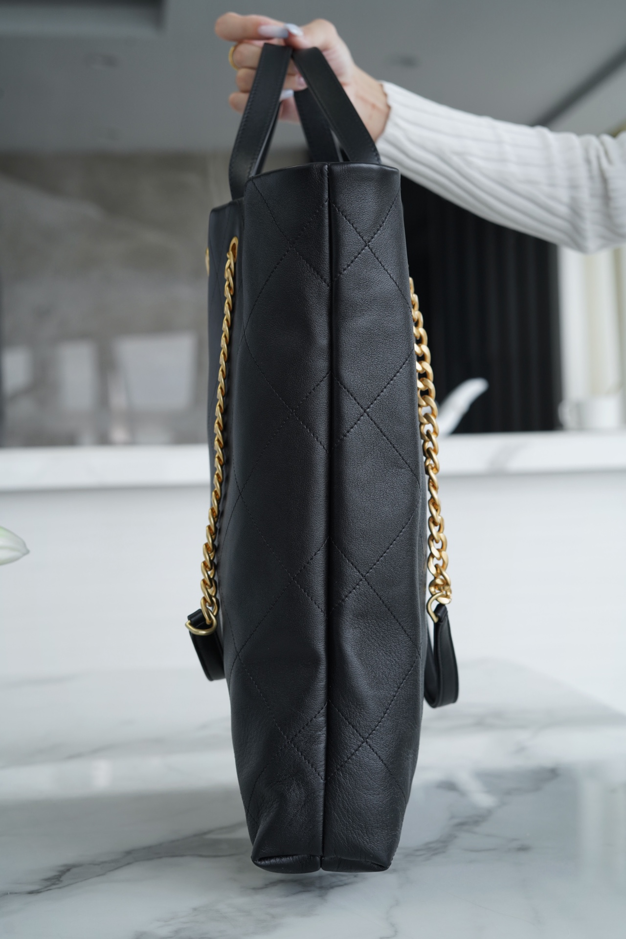 𝗖𝗛𝗔𝗘𝗡𝗟✦ 𝟐𝟐𝐬𝐬 latest 𝗠𝗮𝘅𝗶 shopping bag 🛍️ genuine leather black